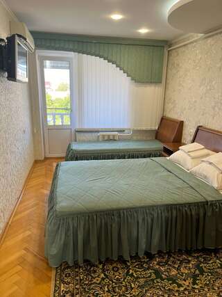 Гостевой дом Кто Анапа Трехместный номер с общей ванной комнатой-4