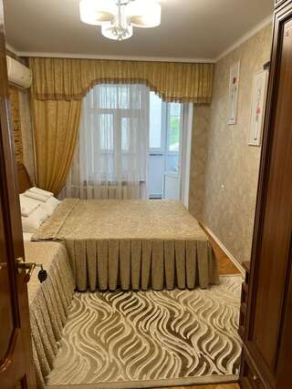 Гостевой дом Кто Анапа Трехместный номер с общей ванной комнатой-1