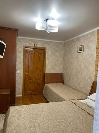 Гостевой дом Кто Анапа Трехместный номер с общей ванной комнатой-2